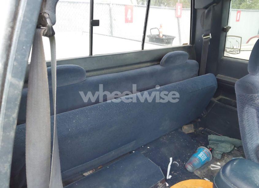 Photo 8 of 1996 Chevrolet Gmt-400 C1500 (VIN 2GCEC19R0T1234894)