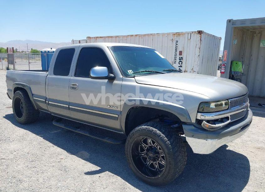 2000 Chevrolet Silverado 1500 LS (VIN 2GCEC19T1Y1150053) main photo
