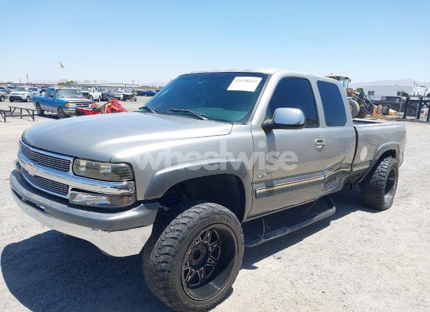 Photo 2 of 2000 Chevrolet Silverado 1500 LS (VIN 2GCEC19T1Y1150053)