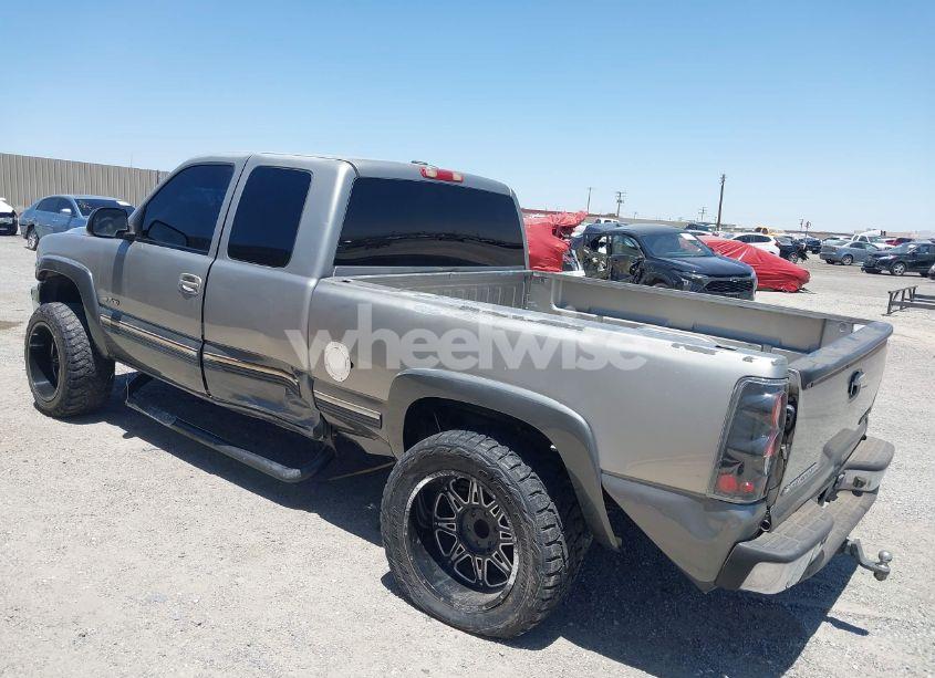 Photo 3 of 2000 Chevrolet Silverado 1500 LS (VIN 2GCEC19T1Y1150053)