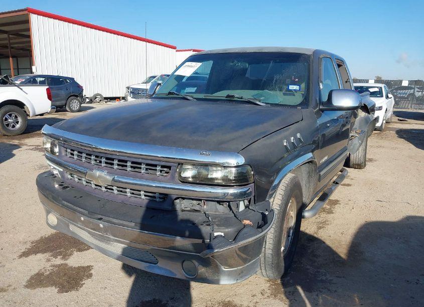 Photo 2 of 2000 Chevrolet Silverado 1500 LS (VIN 2GCEC19T1Y1211532)