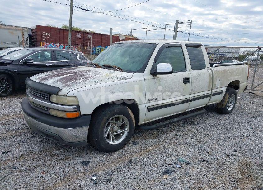 Photo 2 of 2000 Chevrolet Silverado 1500 LS (VIN 2GCEC19T3Y1220961)