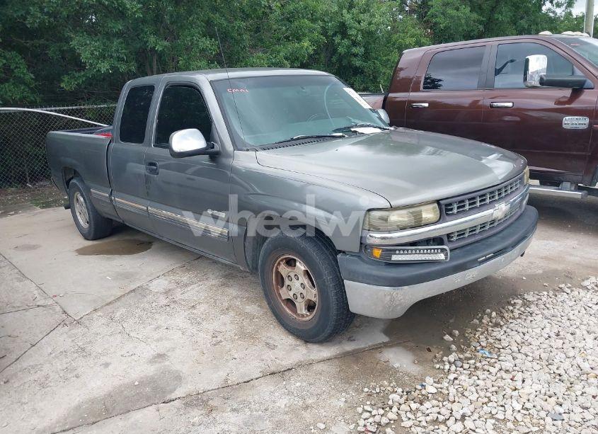 1999 Chevrolet Silverado 1500 LS (VIN 2GCEC19T4X1197690) main photo