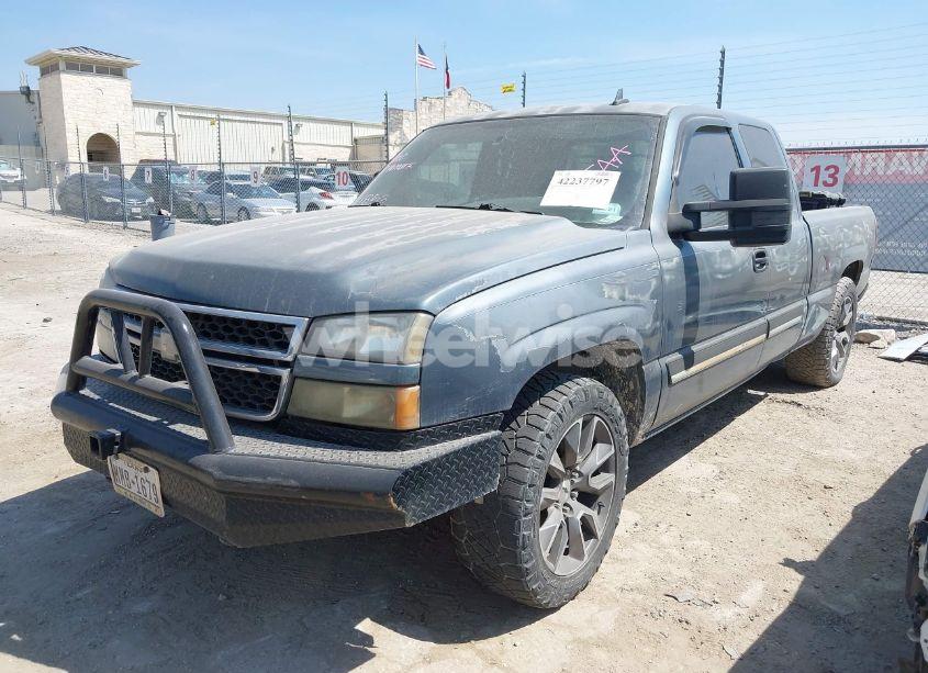 Photo 2 of 2006 Chevrolet Silverado 1500 LT1 (VIN 2GCEC19TX61311853)
