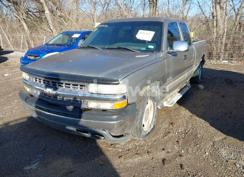Photo 2 of 2000 Chevrolet Silverado 1500 LS (VIN 2GCEC19TXY1399466)