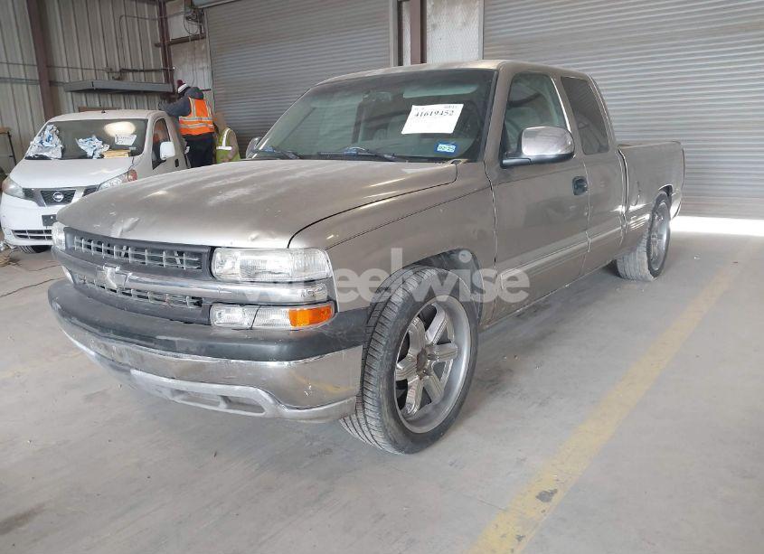 Photo 2 of 2000 Chevrolet Silverado 1500 LS (VIN 2GCEC19V4Y1308080)