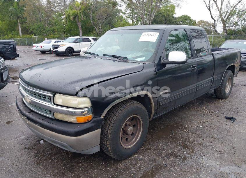 Photo 2 of 2000 Chevrolet Silverado 1500 LS (VIN 2GCEC19V6Y1302734)