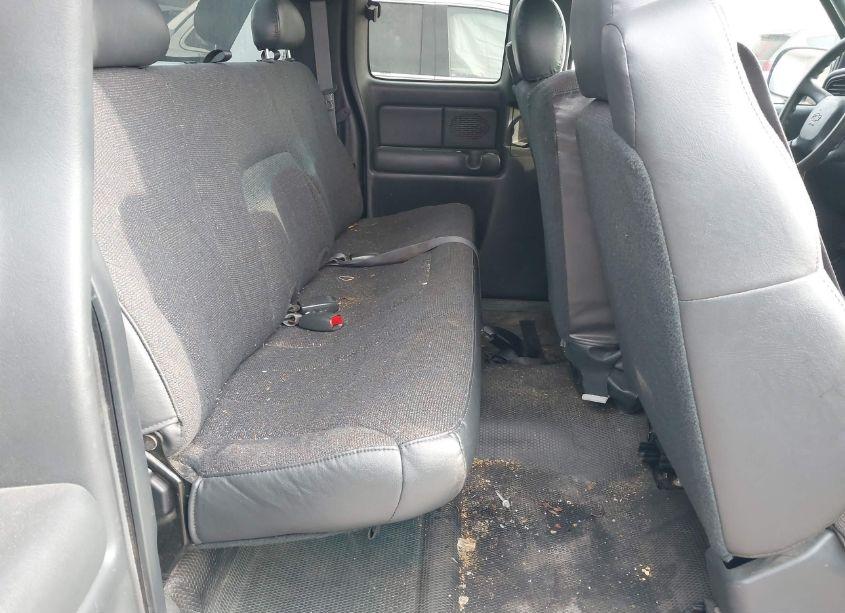 Photo 8 of 2002 Chevrolet Silverado 1500 (VIN 2GCEC19W421188121)