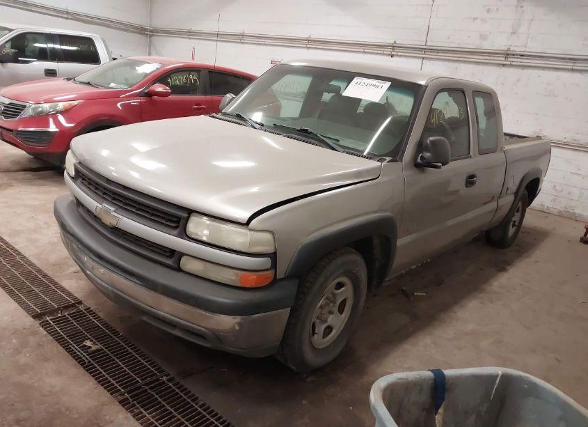 Photo 2 of 2002 Chevrolet Silverado 1500 (VIN 2GCEC19W721348086)