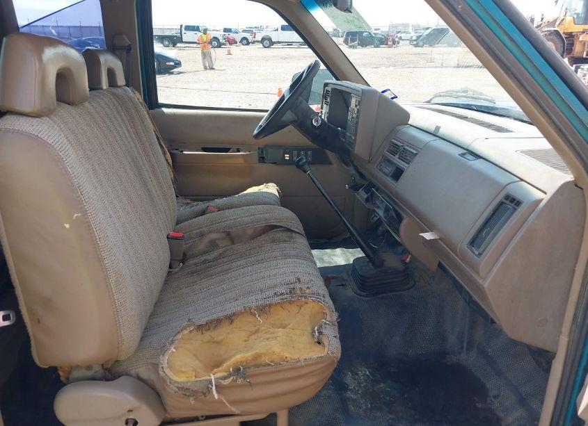 Photo 5 of 1993 Chevrolet Gmt-400 C1500 (VIN 2GCEC19Z8P1128683)