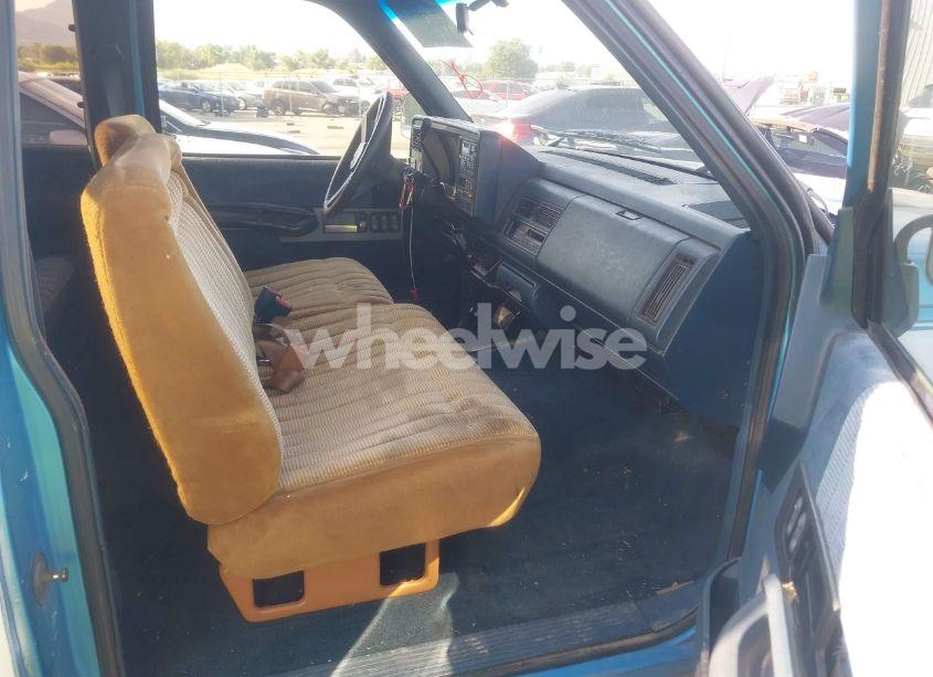 Photo 5 of 1993 Chevrolet Gmt-400 K1500 (VIN 2GCEK19K5P1195537)