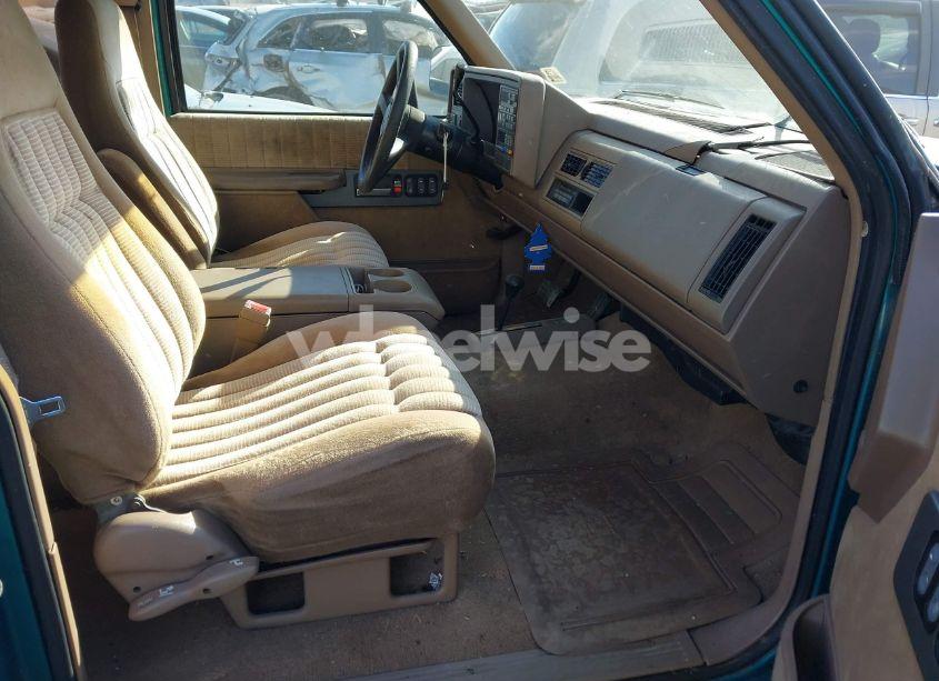 Photo 5 of 1993 Chevrolet Gmt-400 K1500 (VIN 2GCEK19K9P1248241)
