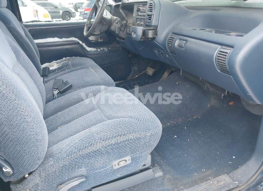 Photo 5 of 1996 Chevrolet Gmt-400 K1500 (VIN 2GCEK19R8T1243233)