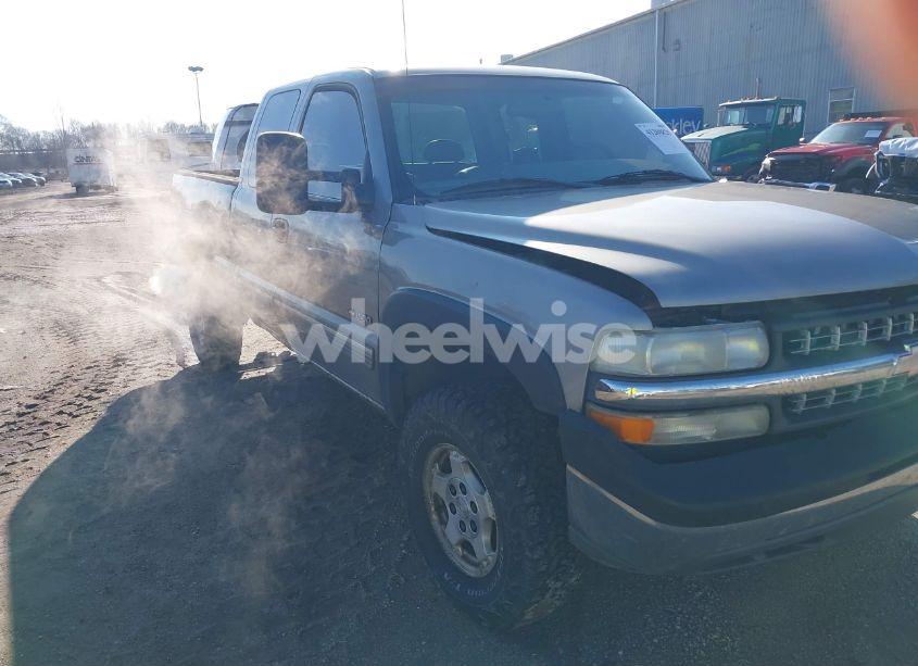 2000 Chevrolet Silverado 1500 LS (VIN 2GCEK19T2Y1405036) main photo