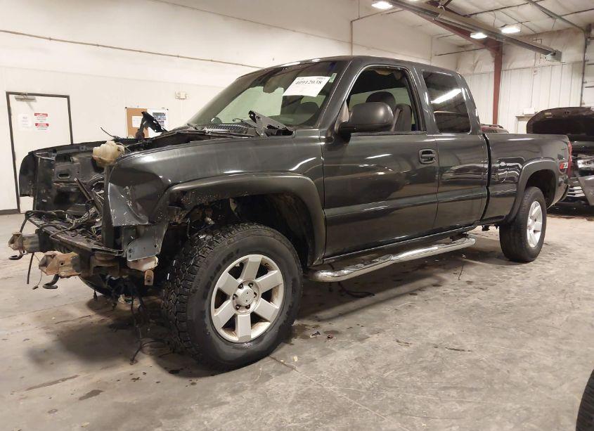 Photo 2 of 2003 Chevrolet Silverado 1500 LS (VIN 2GCEK19T731246930)