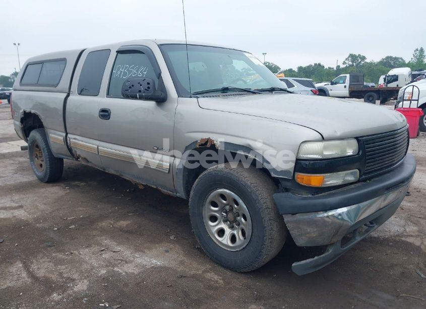 2002 Chevrolet Silverado 1500 LS (VIN 2GCEK19T821136693) main photo