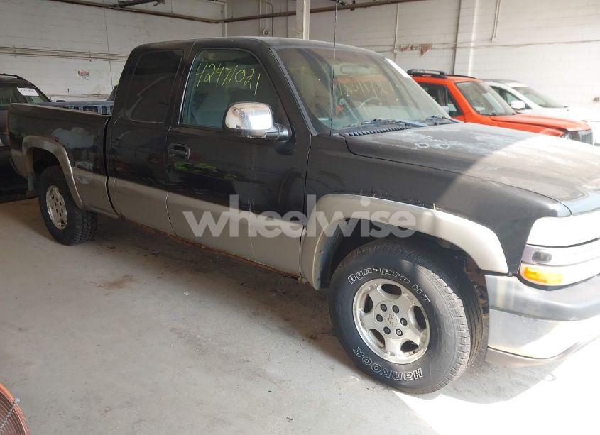 2001 Chevrolet Silverado 1500 LS (VIN 2GCEK19TX11102527) main photo