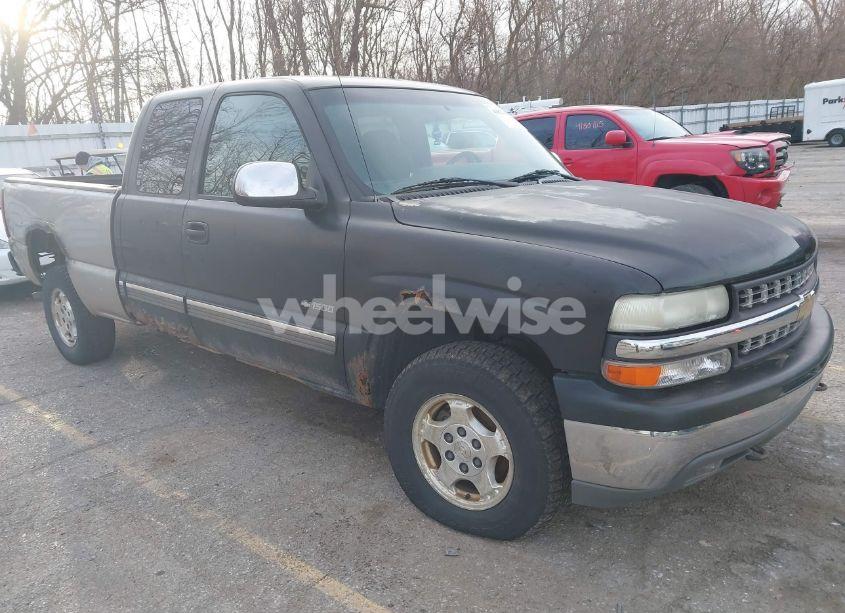 2002 Chevrolet Silverado 1500 LS (VIN 2GCEK19V021279901) main photo