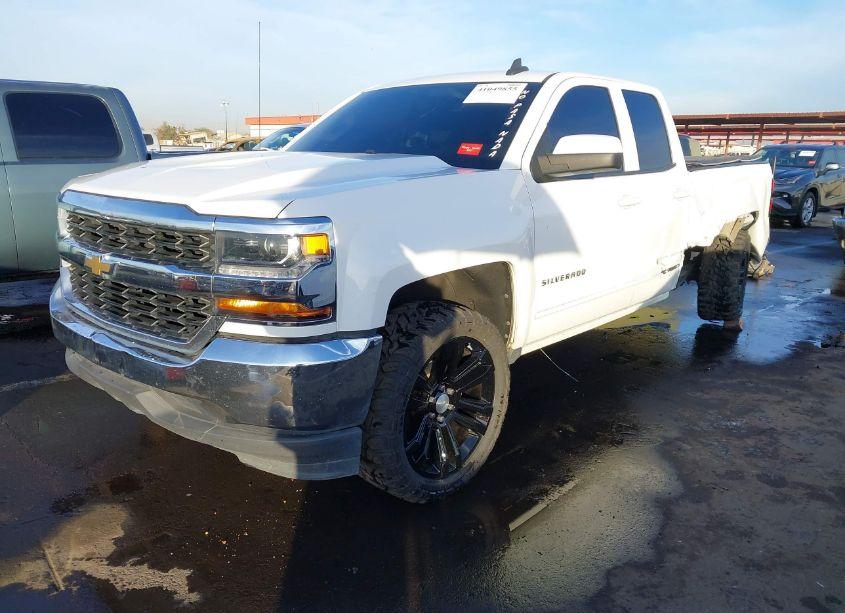 Photo 2 of 2019 Chevrolet Silverado 1500 LD LT (VIN 2GCRCPEC2K1164982)