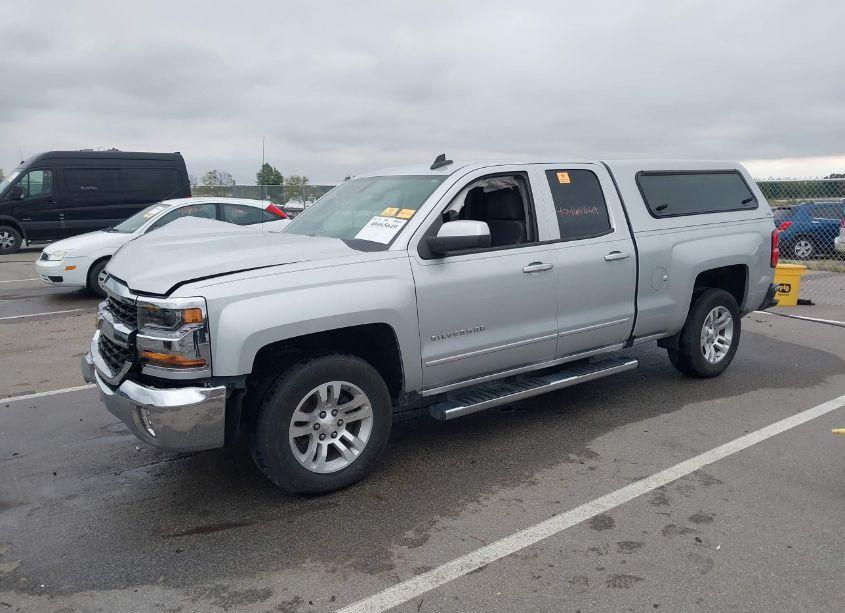 Photo 2 of 2018 Chevrolet Silverado 1500 1LT (VIN 2GCRCREC2J1104405)