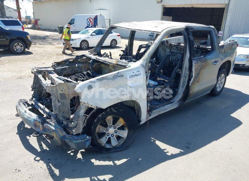 Photo 2 of 2024 Chevrolet Silverado 1500 (VIN 2GCUDDEDXR1135111)