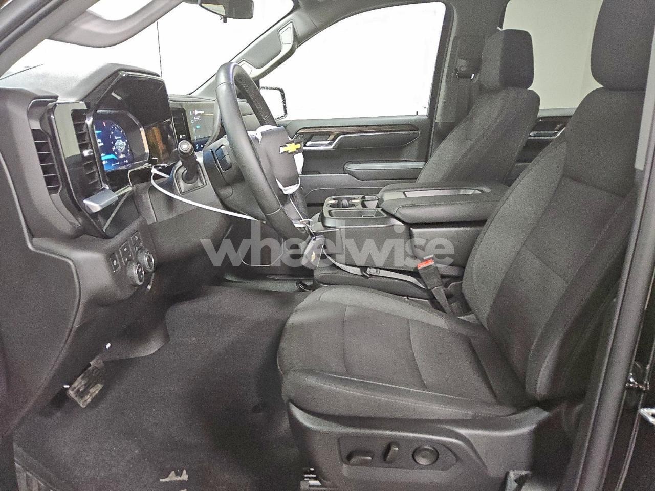 Photo 7 of 2026 CHEVROLET SILVERADO K1500 LT (VIN 2GCUKDED8T1106252)