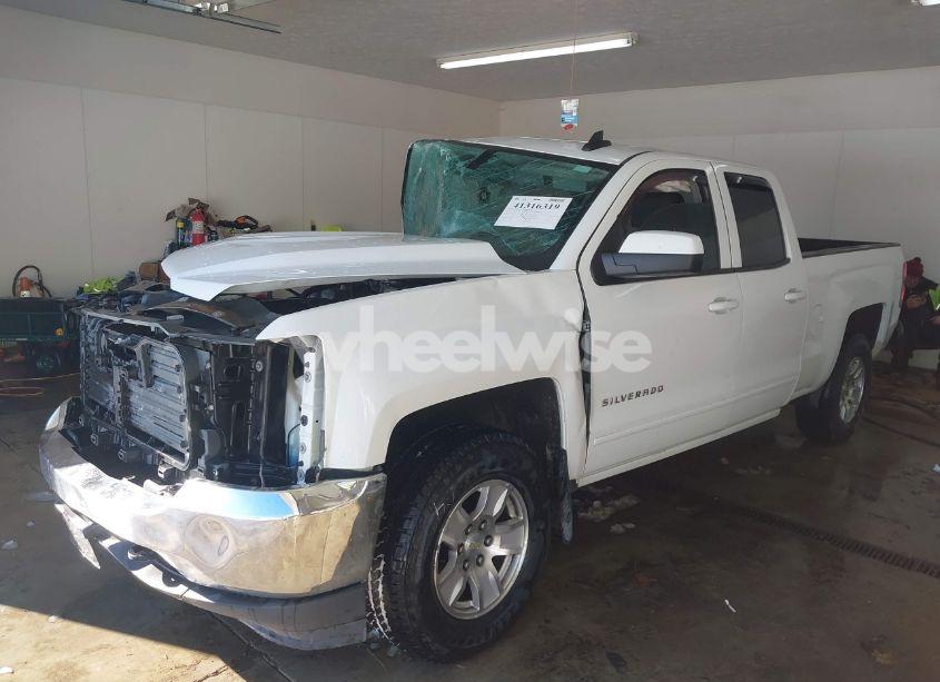 Photo 2 of 2019 Chevrolet Silverado 1500 LD LT (VIN 2GCVKPEC0K1109707)