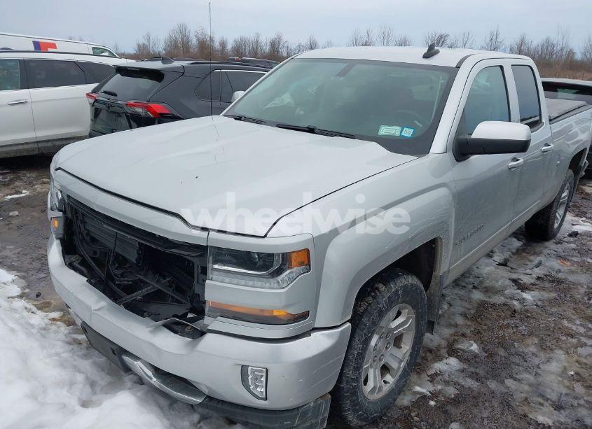 Photo 2 of 2018 Chevrolet Silverado 1500 2LT (VIN 2GCVKREC5J1107722)