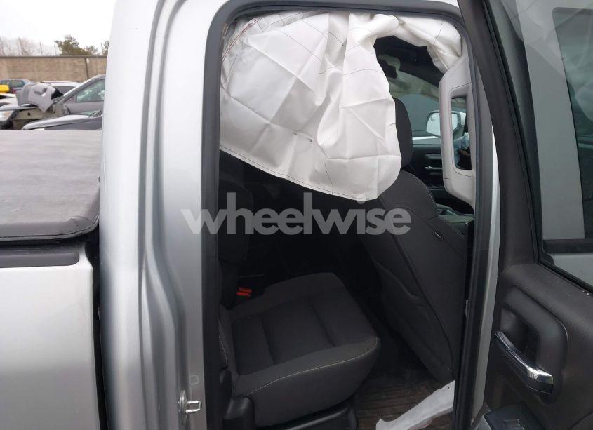 Photo 8 of 2018 Chevrolet Silverado 1500 2LT (VIN 2GCVKREC5J1107722)