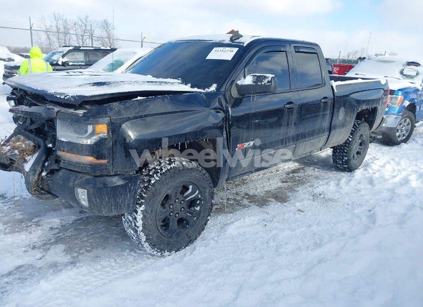 Photo 2 of 2018 Chevrolet Silverado 1500 2LT (VIN 2GCVKREC6J1110953)