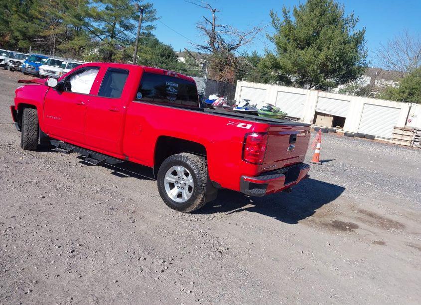 Photo 3 of 2018 Chevrolet Silverado 1500 2LT (VIN 2GCVKREC9J1105701)