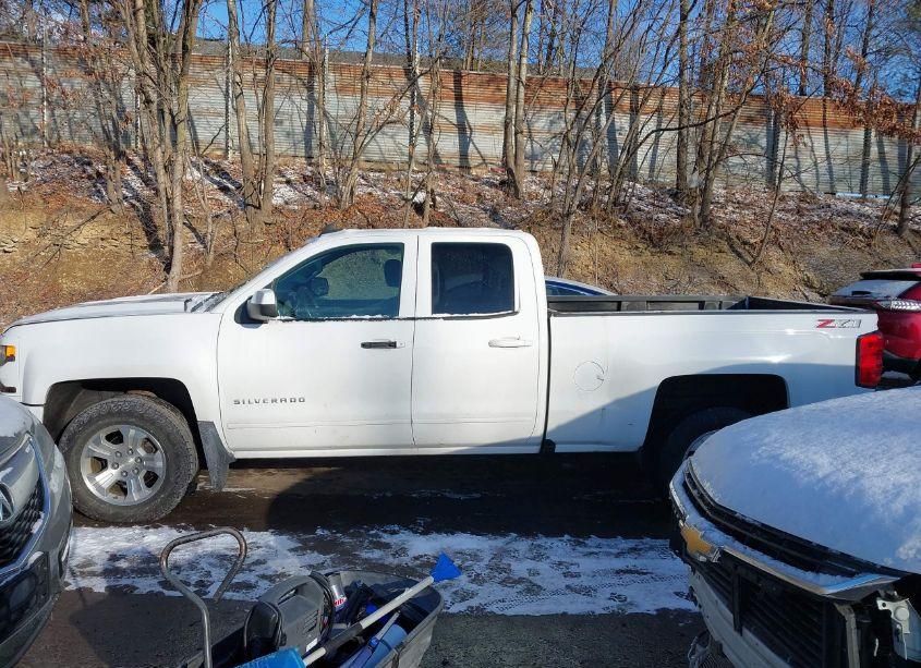 Photo 14 of 2018 Chevrolet Silverado 1500 2LT (VIN 2GCVKRECXJ1106663)
