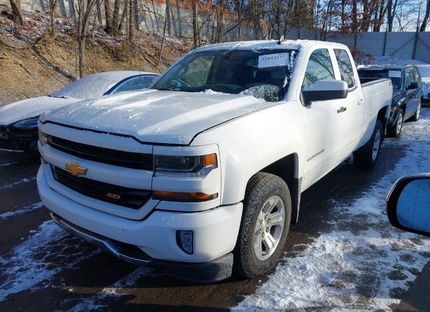 Photo 2 of 2018 Chevrolet Silverado 1500 2LT (VIN 2GCVKRECXJ1106663)