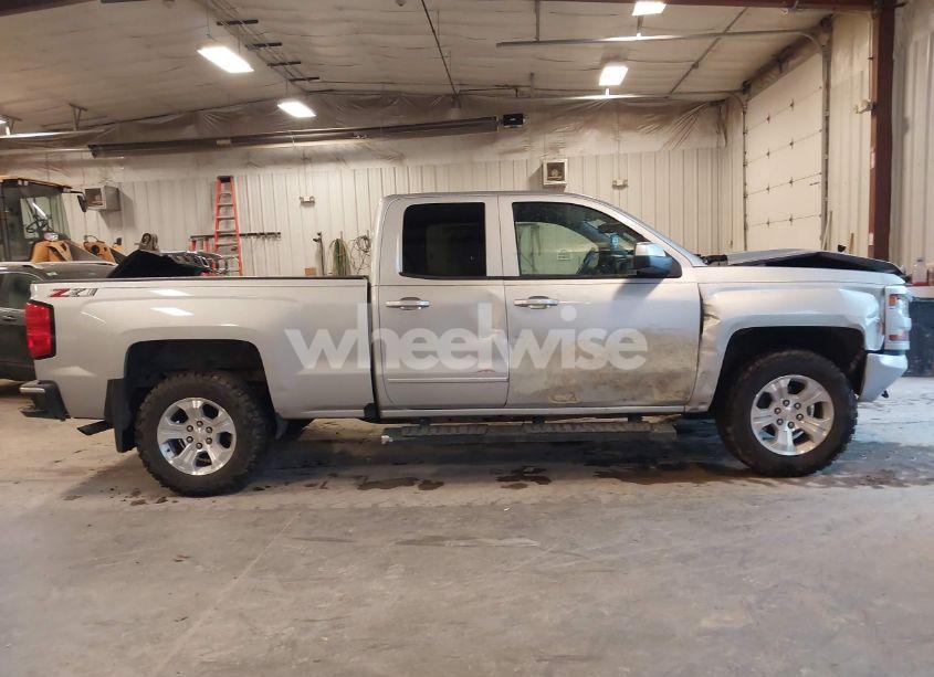 Photo 13 of 2018 Chevrolet Silverado 1500 2LT (VIN 2GCVKRECXJ1111393)