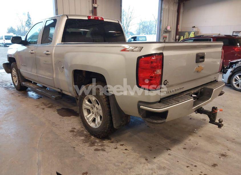 Photo 3 of 2018 Chevrolet Silverado 1500 2LT (VIN 2GCVKRECXJ1111393)