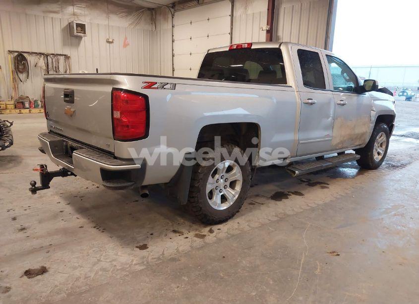 Photo 4 of 2018 Chevrolet Silverado 1500 2LT (VIN 2GCVKRECXJ1111393)