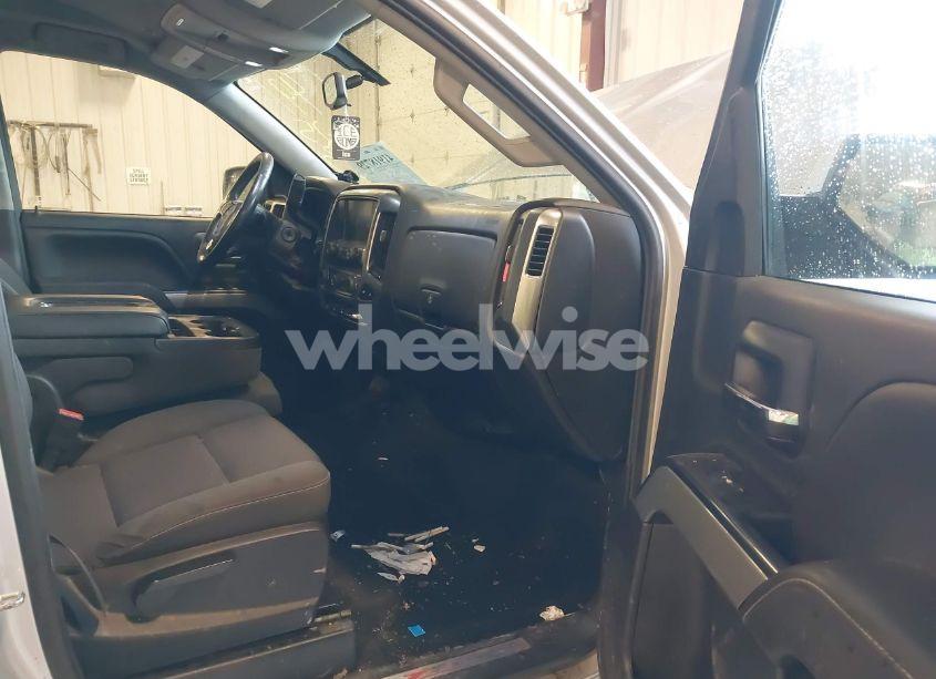 Photo 5 of 2018 Chevrolet Silverado 1500 2LT (VIN 2GCVKRECXJ1111393)