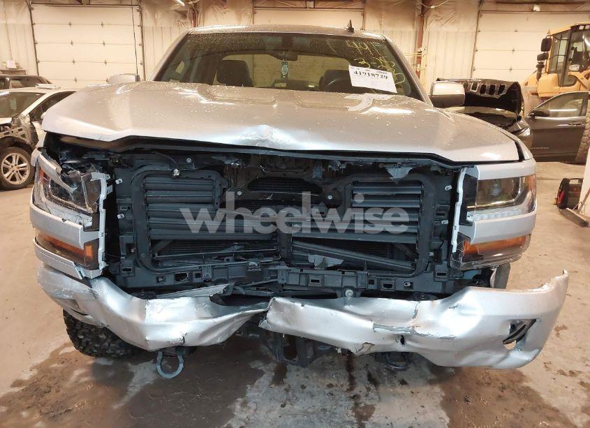 Photo 6 of 2018 Chevrolet Silverado 1500 2LT (VIN 2GCVKRECXJ1111393)