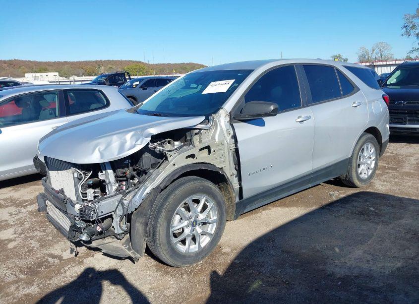 Photo 2 of 2022 Chevrolet Equinox FWD LS (VIN 2GNAXHEV2N6101937)