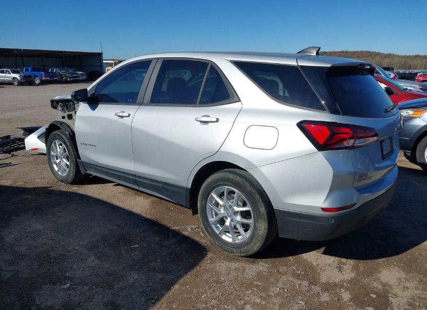 Photo 3 of 2022 Chevrolet Equinox FWD LS (VIN 2GNAXHEV2N6101937)