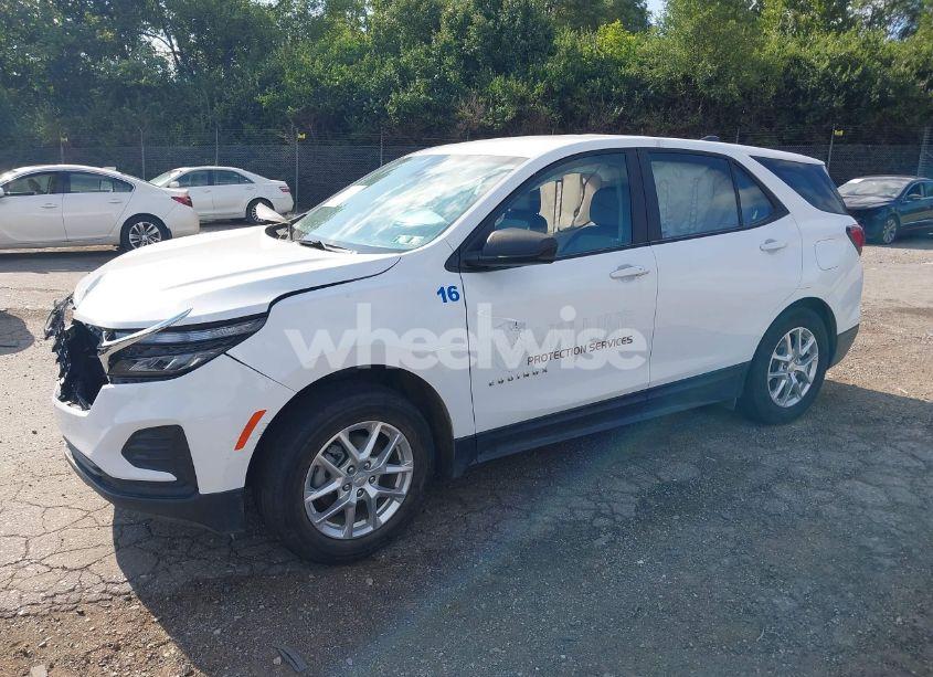 Photo 2 of 2022 Chevrolet Equinox FWD LS (VIN 2GNAXHEV2N6120200)