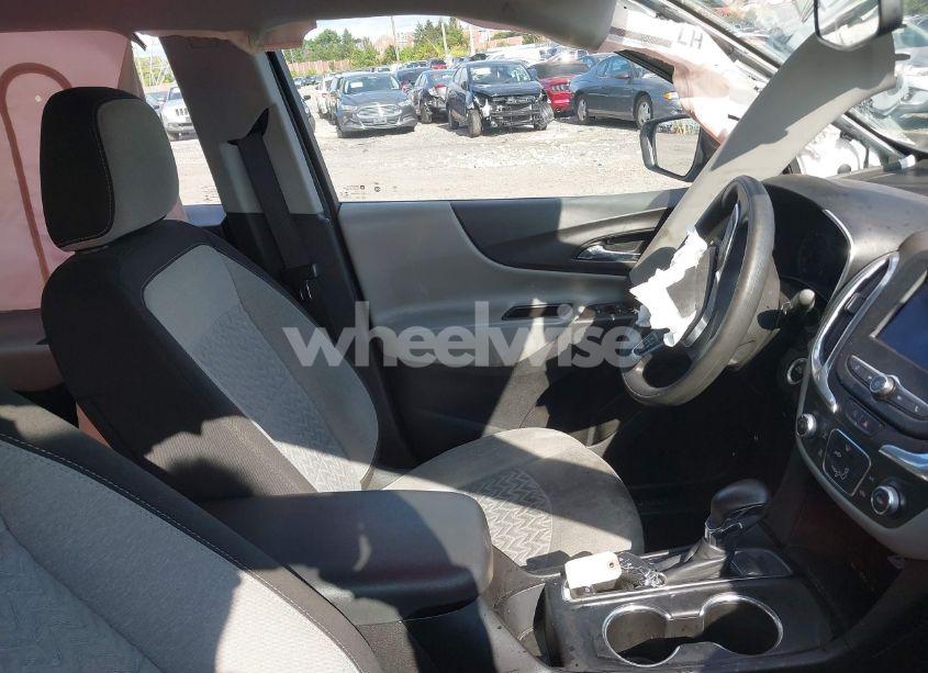 Photo 5 of 2022 Chevrolet Equinox FWD LS (VIN 2GNAXHEV2N6120200)