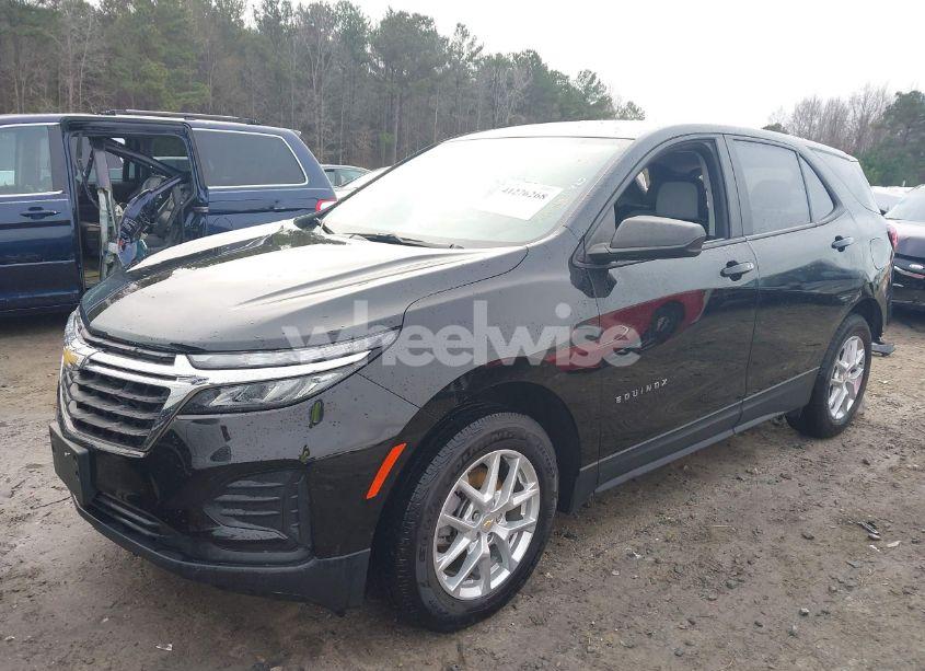 Photo 2 of 2022 Chevrolet Equinox FWD LS (VIN 2GNAXHEV4N6145860)