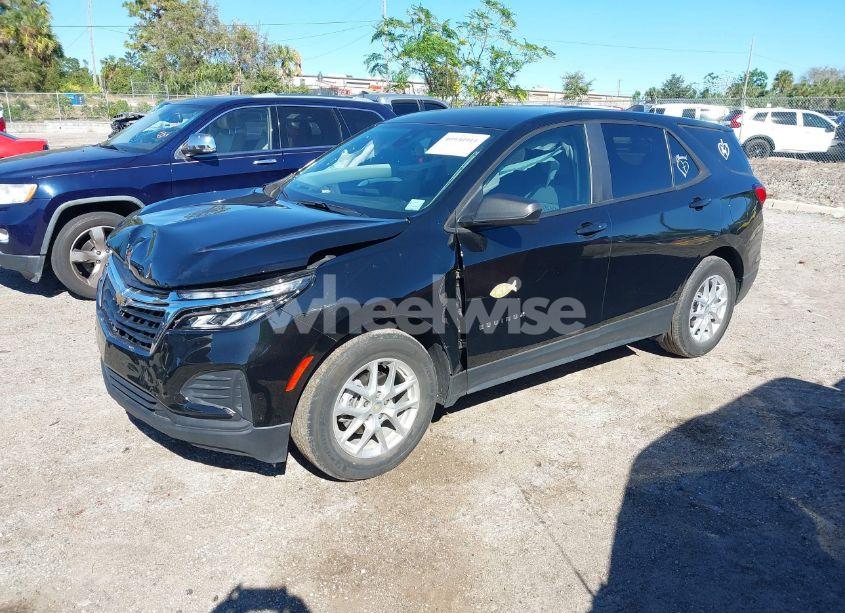Photo 2 of 2022 Chevrolet Equinox FWD LS (VIN 2GNAXHEV5N6100068)