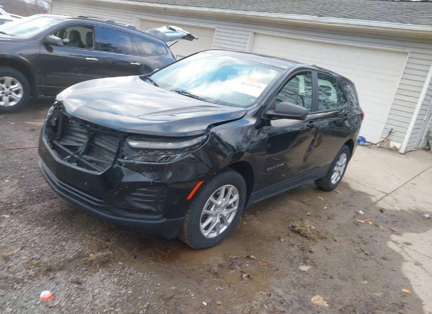 Photo 2 of 2022 Chevrolet Equinox FWD LS (VIN 2GNAXHEV5N6102029)