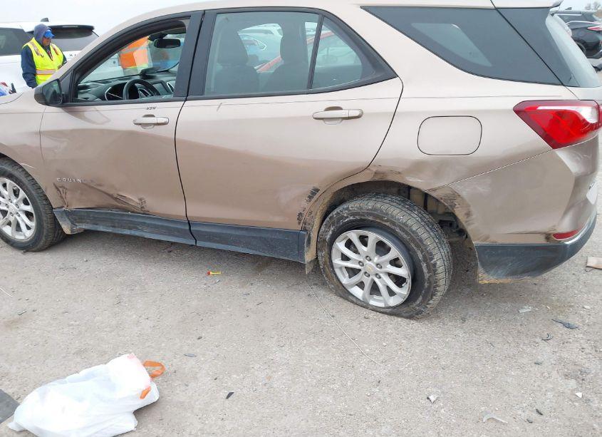 Photo 6 of 2018 Chevrolet Equinox LS (VIN 2GNAXHEV7J6267901)