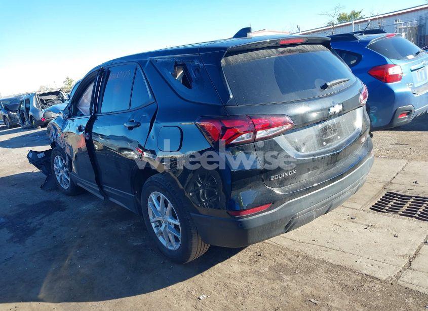 Photo 3 of 2022 Chevrolet Equinox FWD LS (VIN 2GNAXHEV8N6121111)