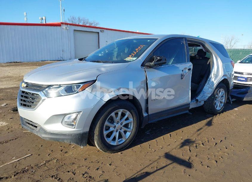 Photo 2 of 2018 Chevrolet Equinox LT (VIN 2GNAXJEV0J6198881)