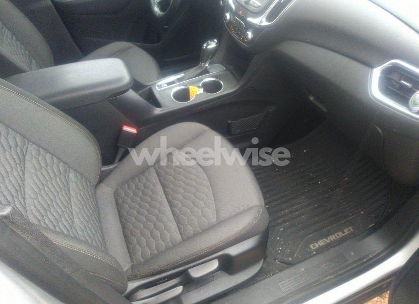 Photo 5 of 2018 Chevrolet Equinox LT (VIN 2GNAXJEV0J6236450)