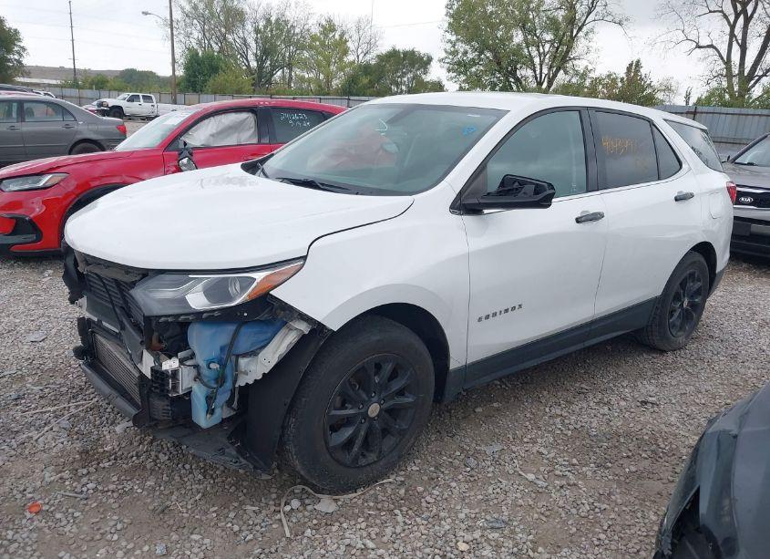 Photo 2 of 2018 Chevrolet Equinox LT (VIN 2GNAXJEV0J6314550)